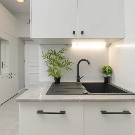 Charming In The Center Of By Renters
