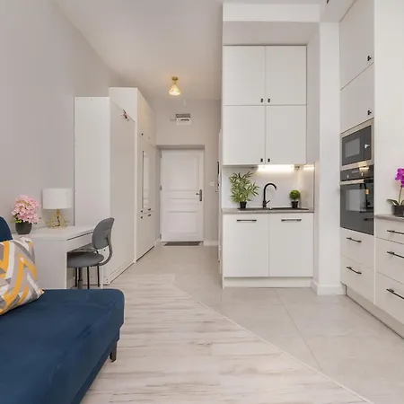 Charming In The Center Of By Renters Apartment *