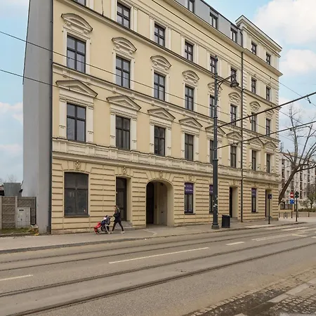 Charming In The Center Of By Renters Apartment